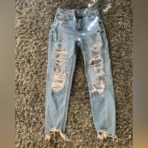 American Eagle Mom Jean Stretch Distressed Size 2 Long, in Great condition